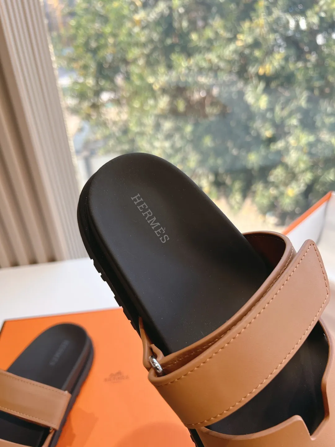 👟👟Ex-factory price 440👟👟 (Top version) H family 2024 spring and summer new style HERMES Hermes' recently popular couple's shoes, pig nose angle sandals and slippers, paired with various colorful socks, very trendy. Upper lining: imported original leather. Outsole: non-slip and wear-resistant outsole. Size: female 35-42 (40/42 non-returnable and non-exchangeable) Men’s size: 39-45 (45 is non-refundable and non-exchangeable)